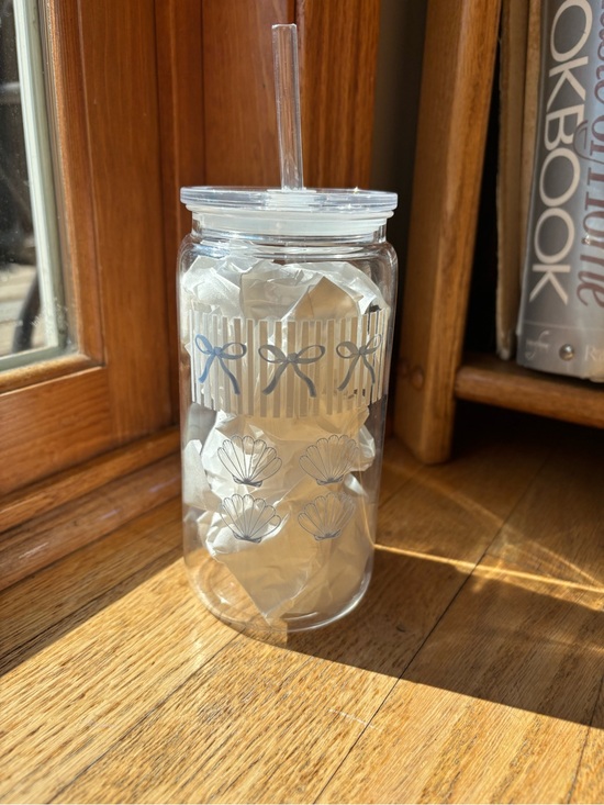Other - Clear Plastic Tumbler with Straw and Decorative Shells